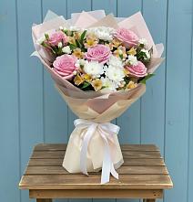 Букет цветов из:  Гвоздики, Орхидеи и Розы #REPLACE_PRED# Майкопе