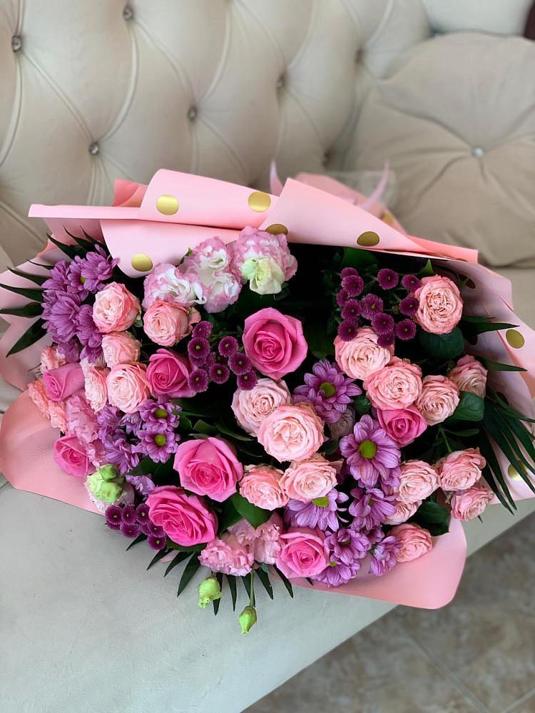 Букет цветов из: Хризантемы, Розы и Лизиантусы в Майкопе