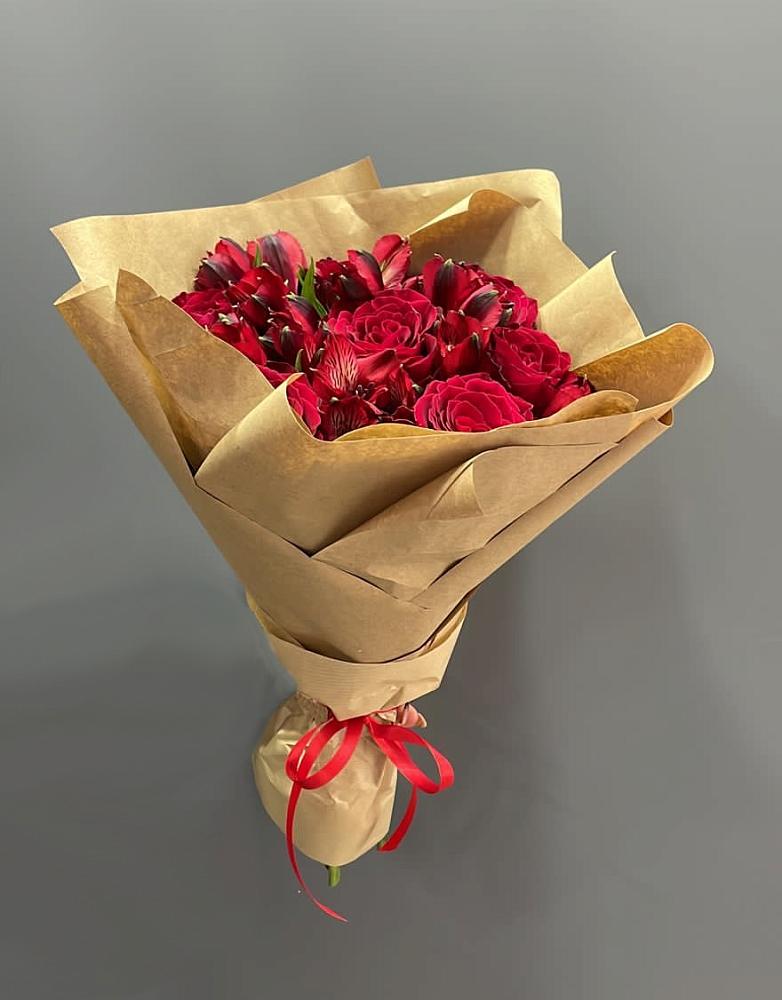 Букет цветов из: Альстромерии и Розы в Майкопе