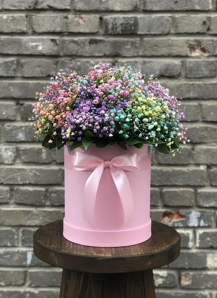 Цветочная композиция из Гипсофила и Розы в шляпной коробке в Майкопе