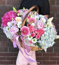 Композиция солнечный день в Майкопе Цветочная композиция из Розы, Хризантемы, Пионы и Лизиантусы в корзине в Майкопе