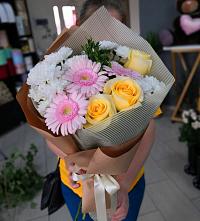 Букет цветов из:  Герберы, Розы и Хризантемы в Майкопе