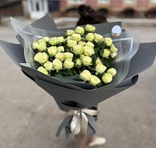 Букет Белые кустовые розы Солинеро в Майкопе