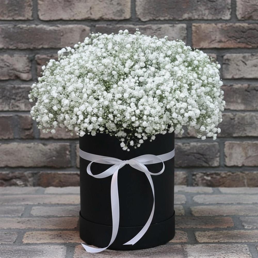 Цветочная композиция из Гипсофила в шляпной коробке в Майкопе