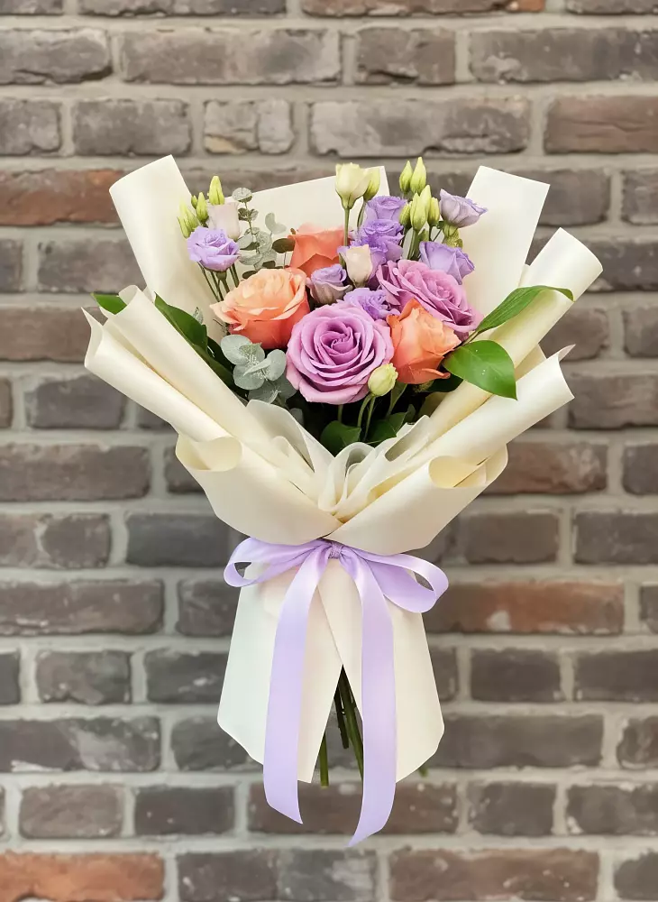 Букет цветов из: Лизиантусы и Розы в Майкопе