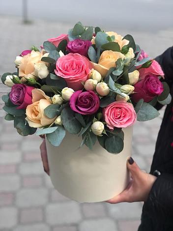 Цветочная композиция из Розы в шляпной коробке в Майкопе