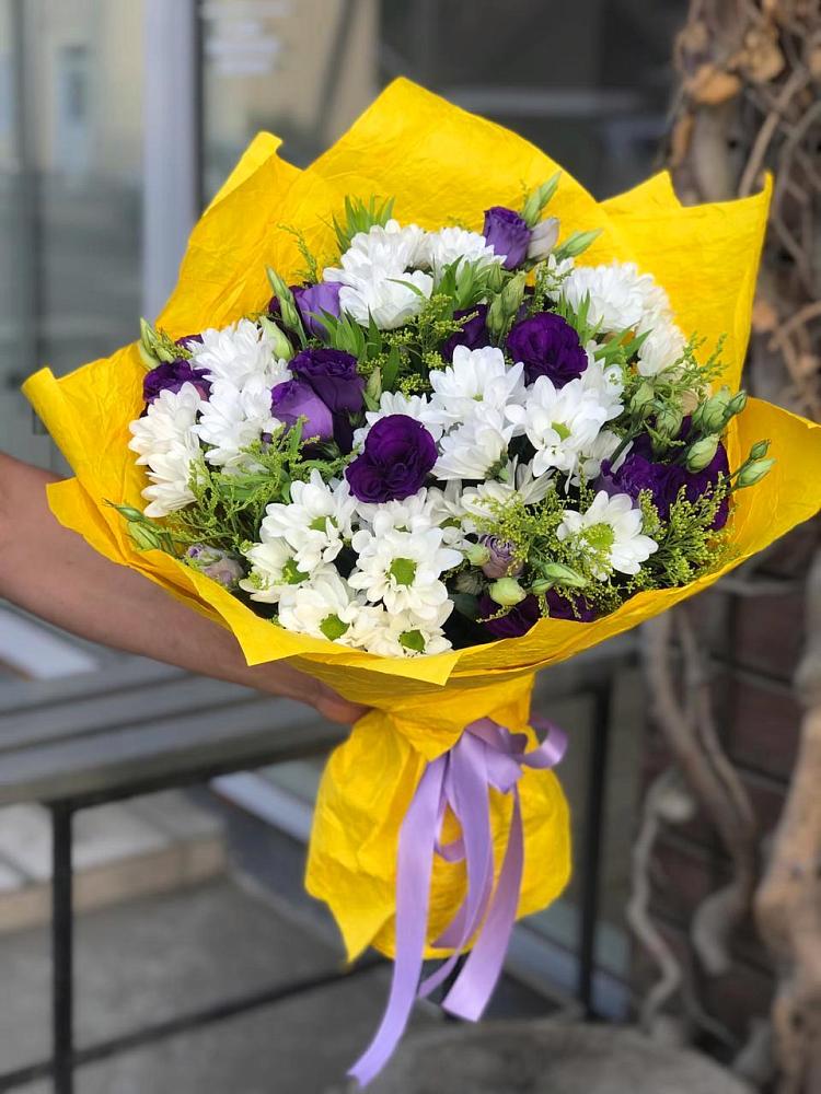 Букет цветов из: Ирисы, Хризантемы и Ромашки в Майкопе