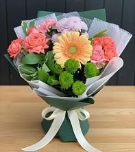 Букет цветов из:  Гвоздики, Розы, Герберы и Хризантемы в Майкопе
