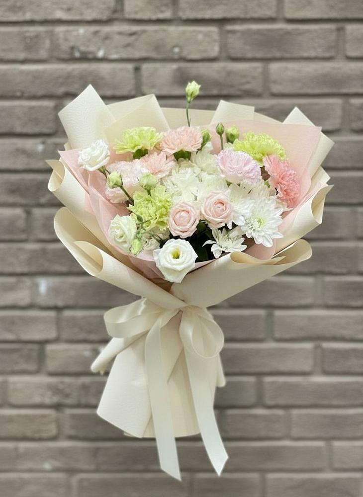 Букет цветов из: Гвоздики, Розы, Лизиантусы и Хризантемы в Майкопе