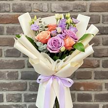 Букет цветов из:  Лизиантусы и Розы в Майкопе