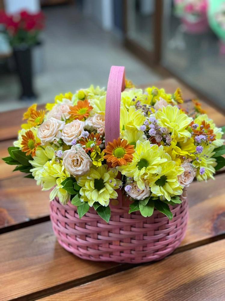 Цветочная композиция из Хризантемы и Розы в корзине в Майкопе