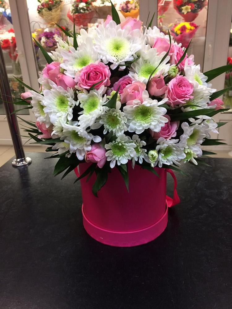 Цветочная композиция из Розы и Хризантемы в шляпной коробке в Майкопе