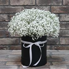 Цветочная композиция из Гипсофила в шляпной коробке в Майкопе