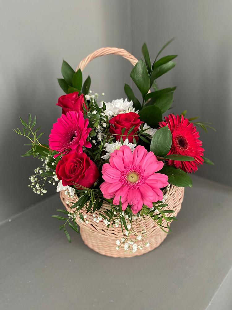 Цветочная композиция из Розы, Хризантемы и Герберы в корзине в Майкопе