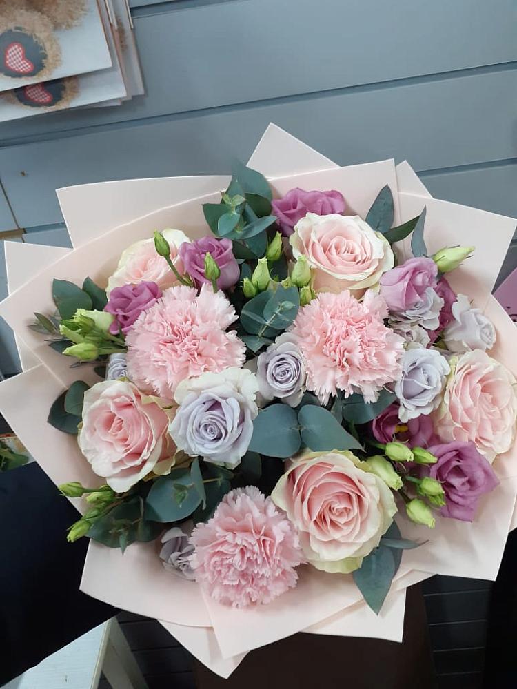 Букет цветов из: Розы, Гвоздики и Лизиантусы в Майкопе