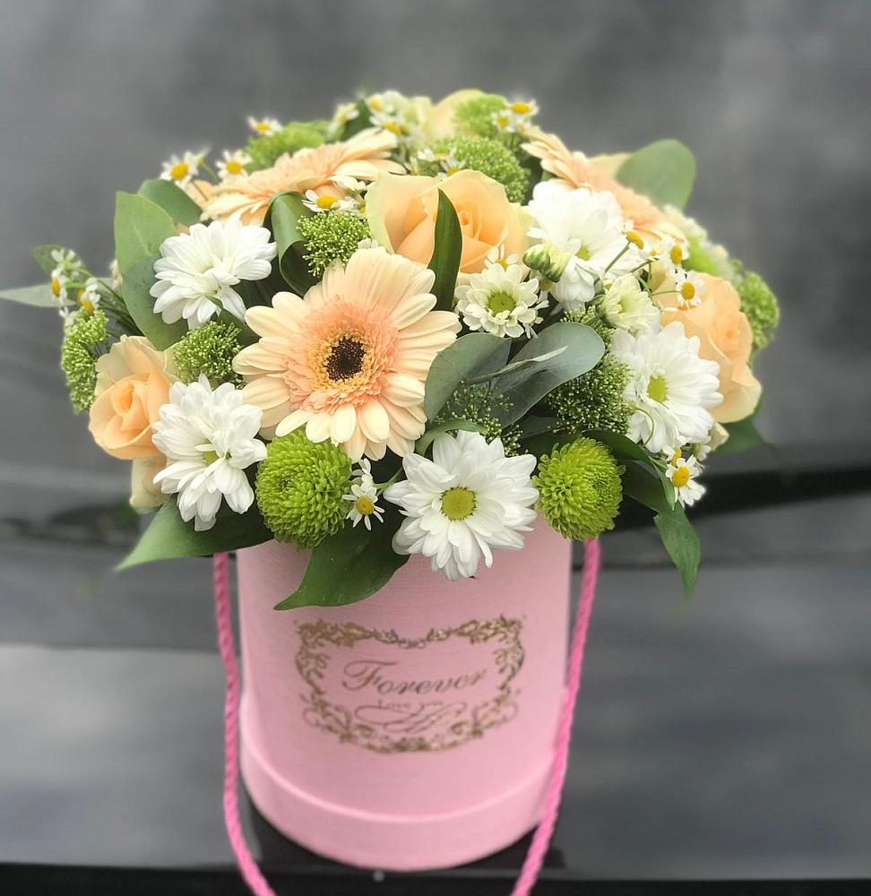 Цветочная композиция из Розы, Герберы и Хризантемы в шляпной коробке в Майкопе